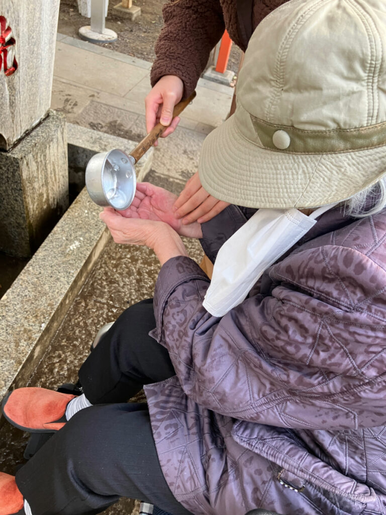 初詣にて手を清めるご入居者
