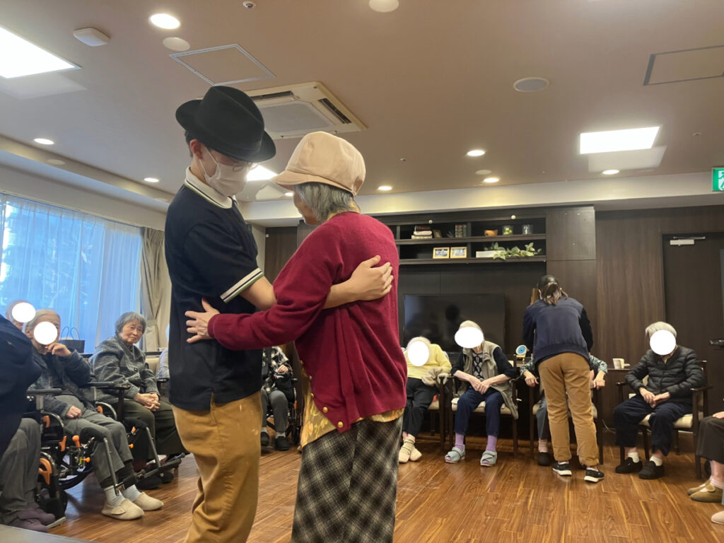 ご入居者とダンス