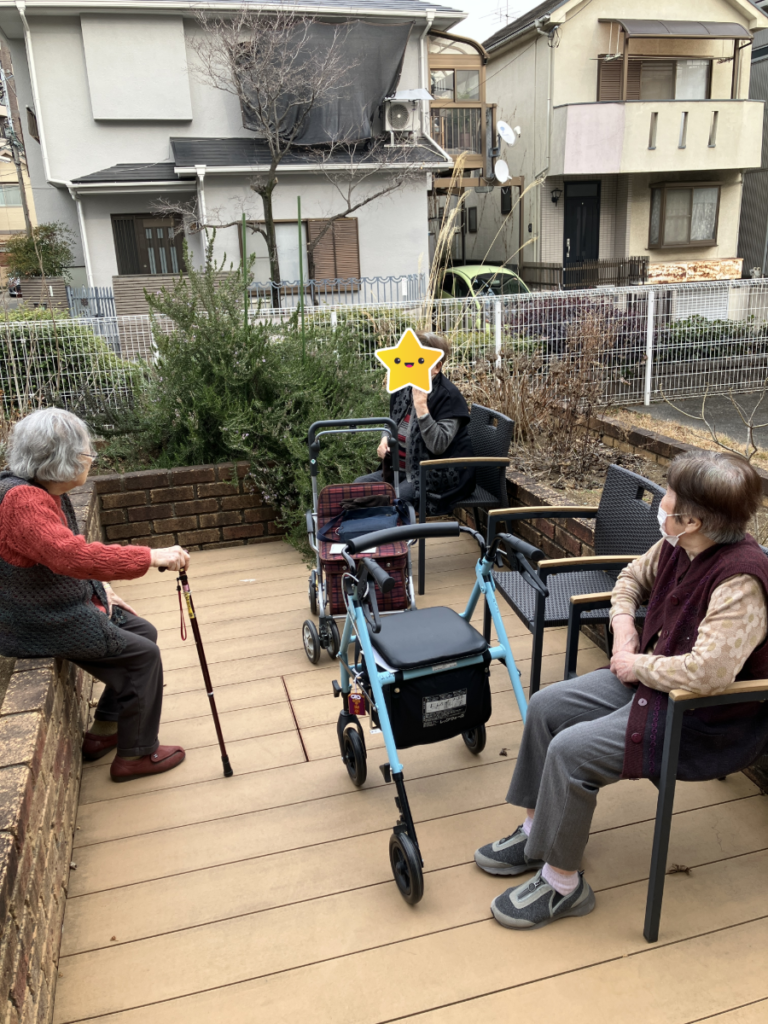 おしゃべりタイムを楽しむご入居者