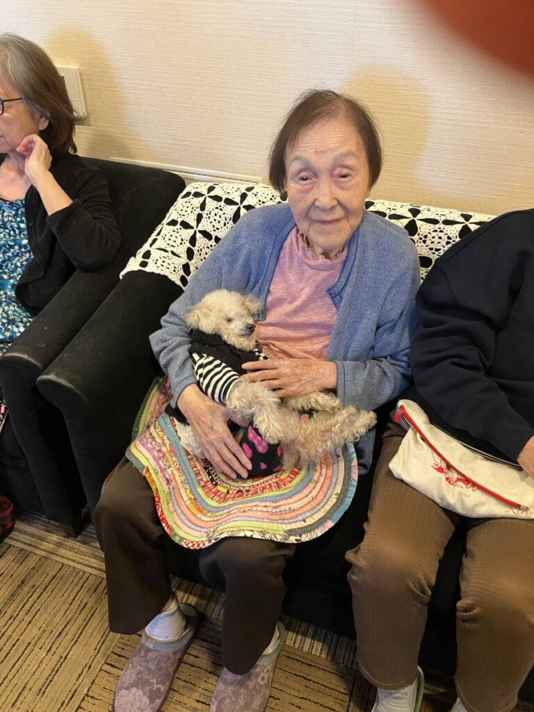 犬を膝にのせて抱くご入居者