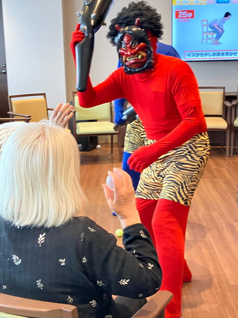 鬼に扮したスタッフにボールを投げるご入居者