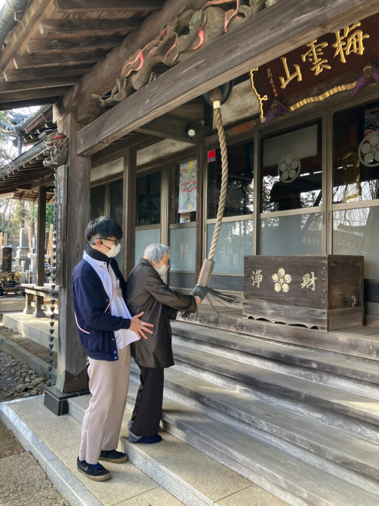初詣でお参りをするご入居者