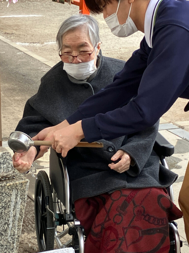 初詣にて手を清めるご入居者