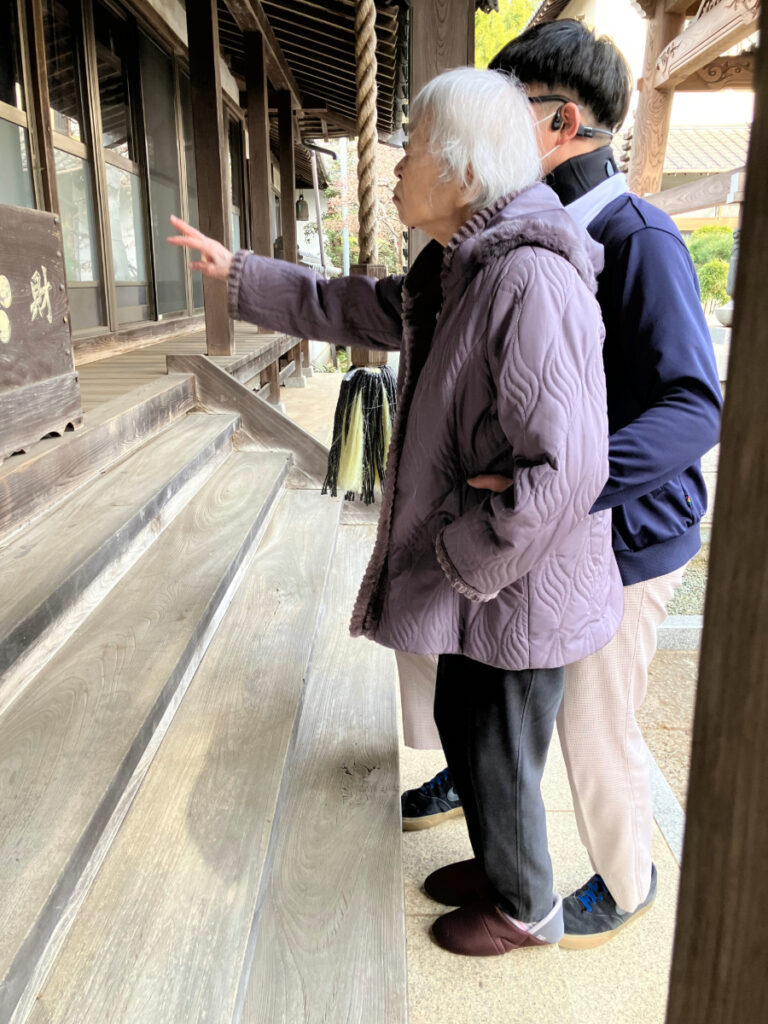 お賽銭をいれるご入居者