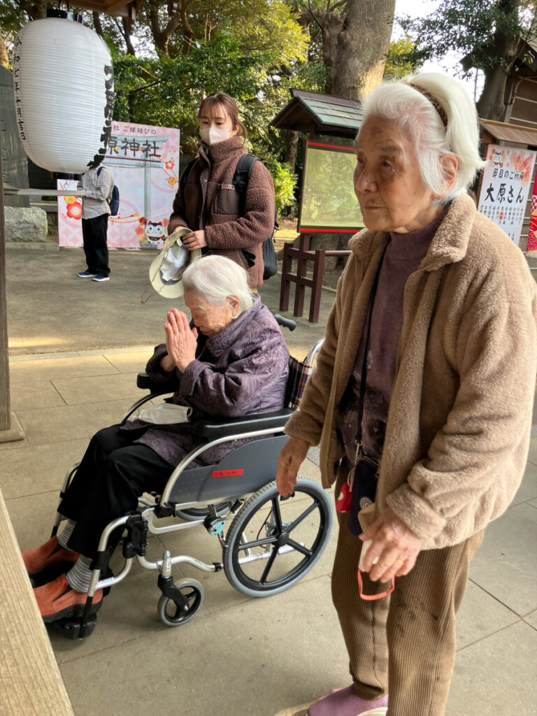 初詣でお参りする様子