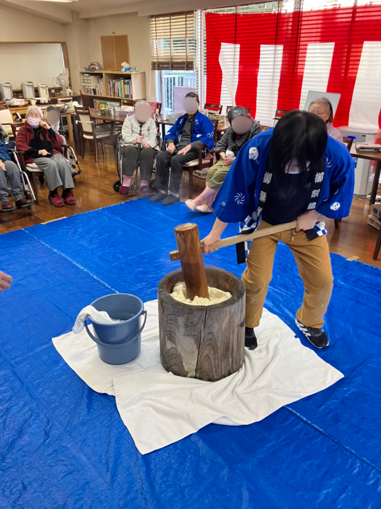 餅つきを頑張るスタッフ