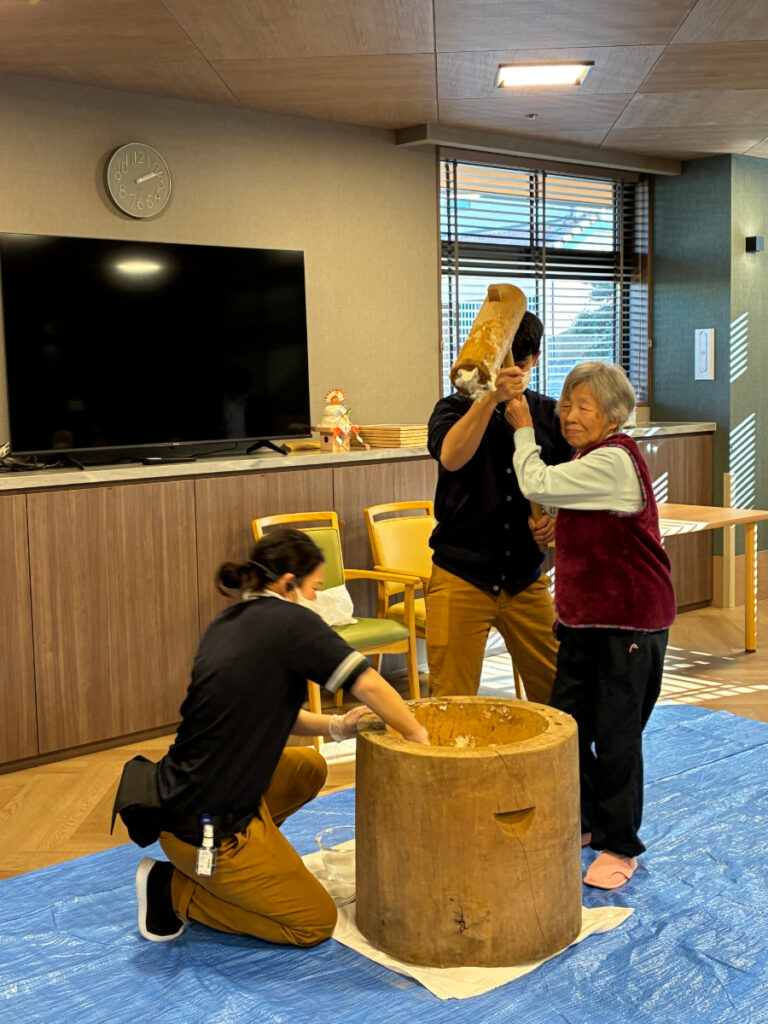 スタッフと一緒に餅つき