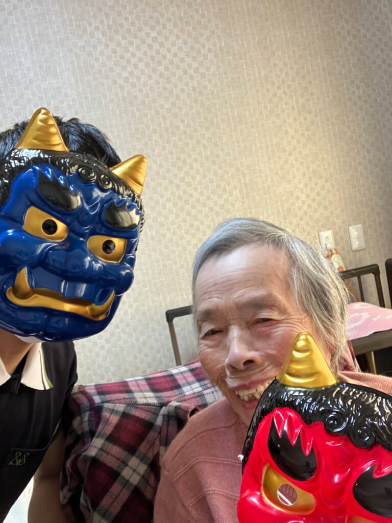 節分レクリエーションで笑顔のご入居者