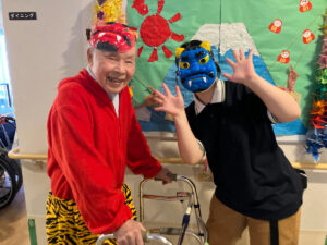 入居者とスタッフがクリスマス装飾の中で楽しくレクリエーション活動をしている