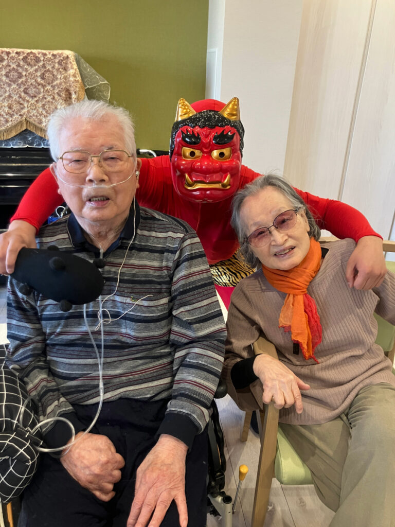 鬼と仲良く記念撮影