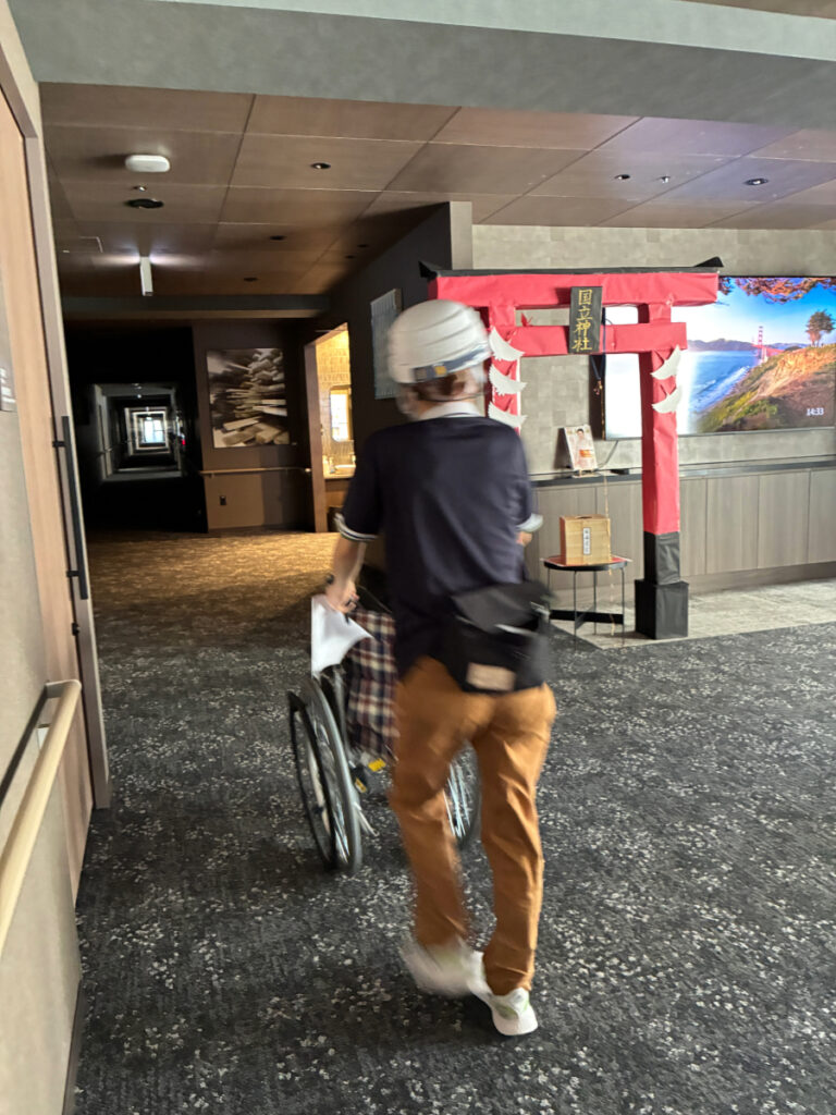 ご入居者を避難誘導訓練する様子