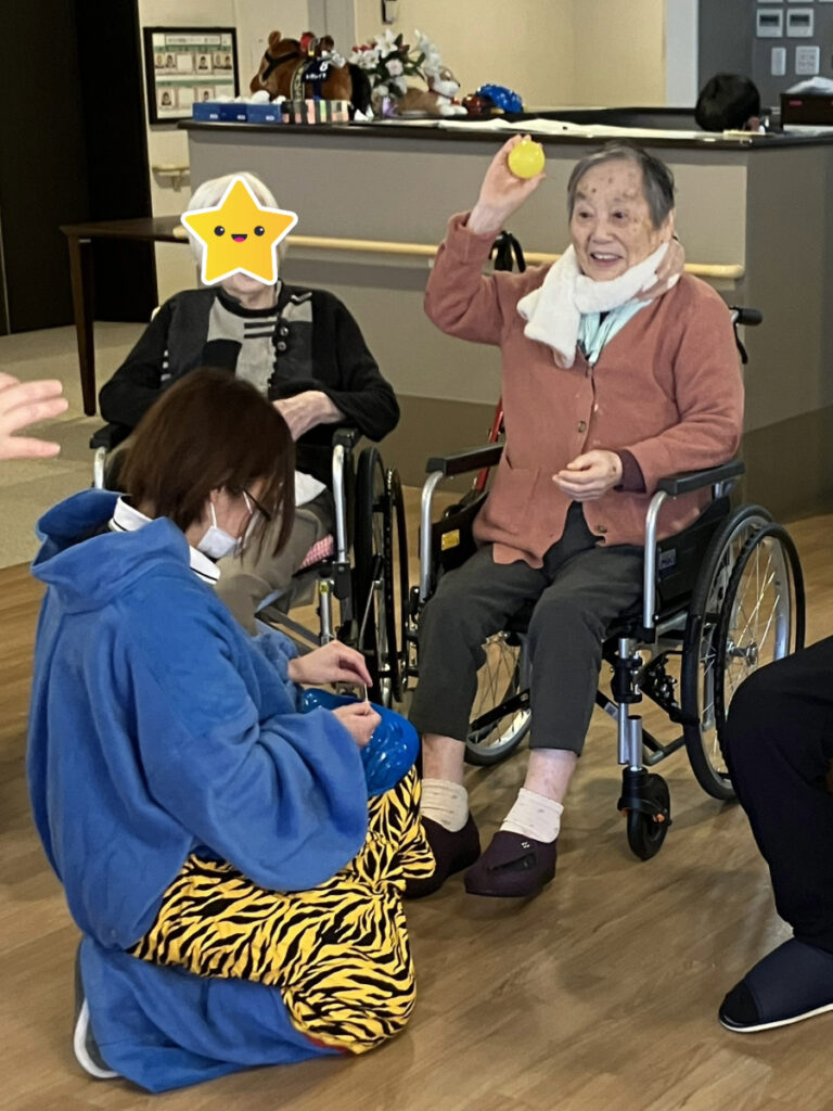 元気に豆まきをするご入居者