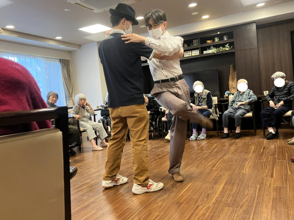 ダンス講師のスタッフによるダンス披露