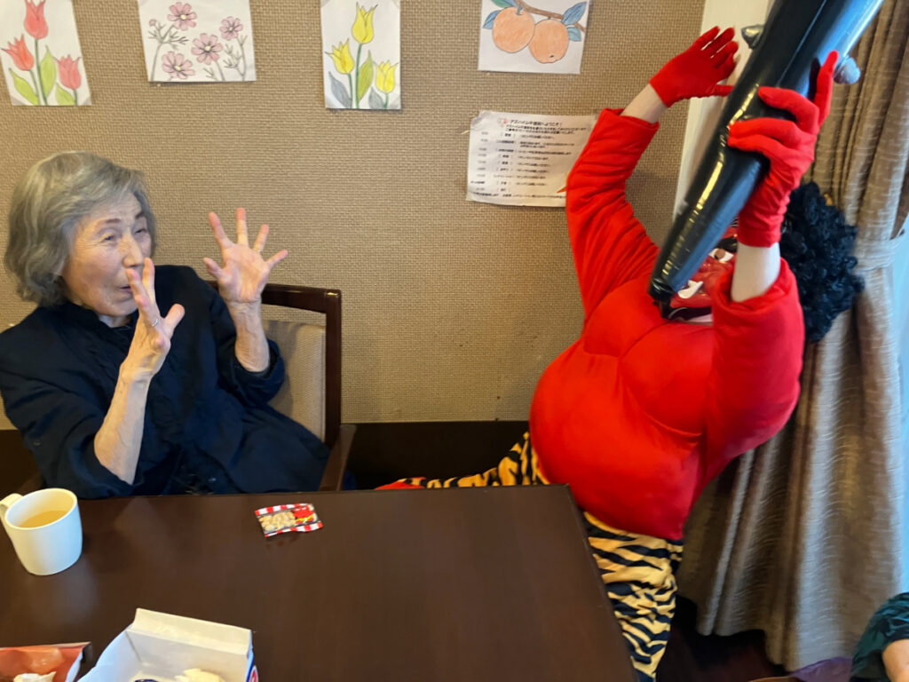 鬼にびっくりするご入居者