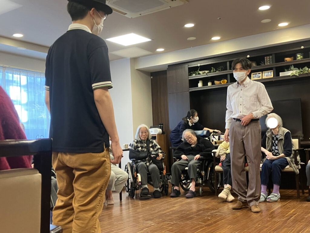 ダンス講師のスタッフによるダンス披露