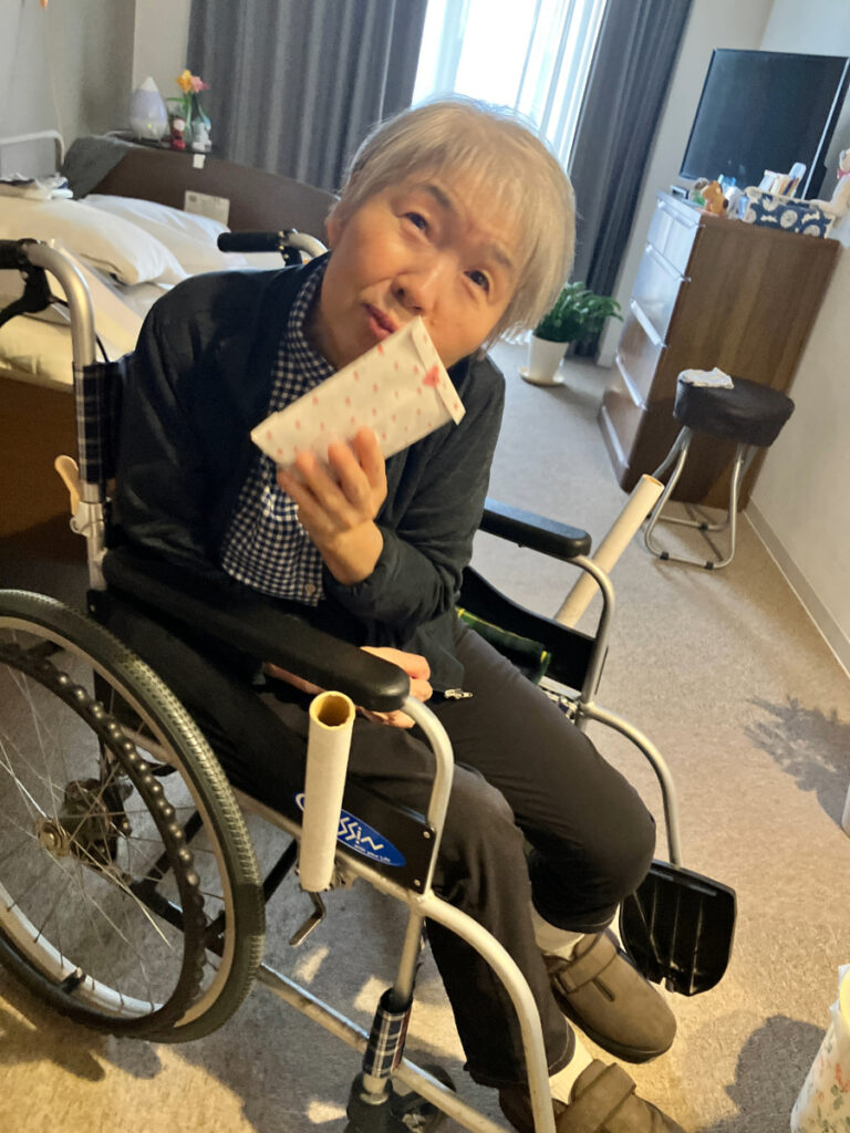 バレンタインチョコをもらい笑顔のご入居者