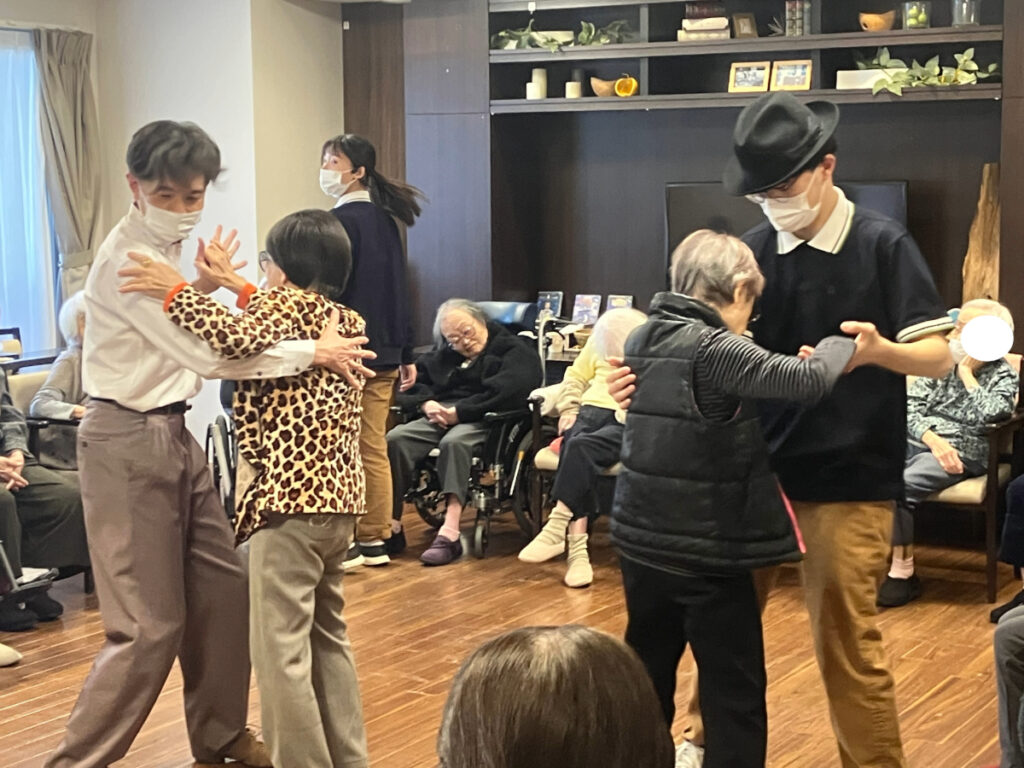 ご入居者とダンス