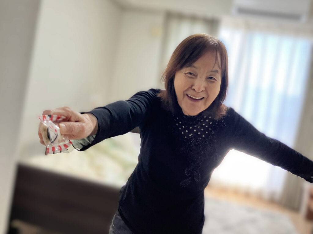 節分レクリエーション豆まきするご入居者