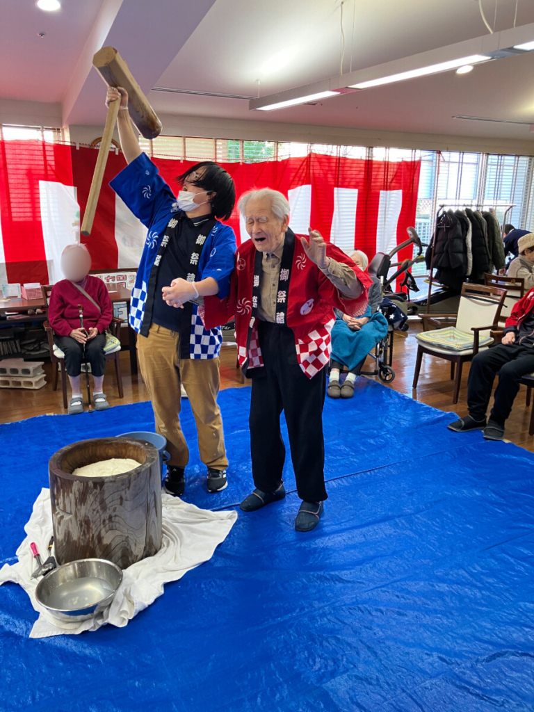 掛け声とともに餅つき開始