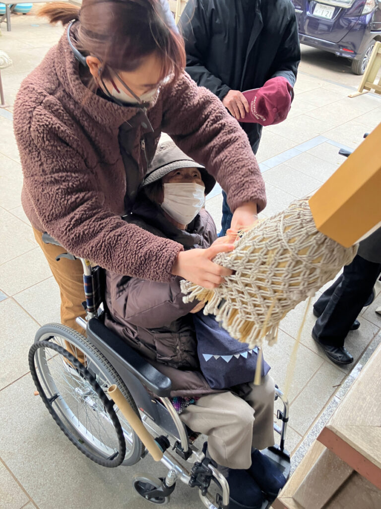 初詣でお参りする様子