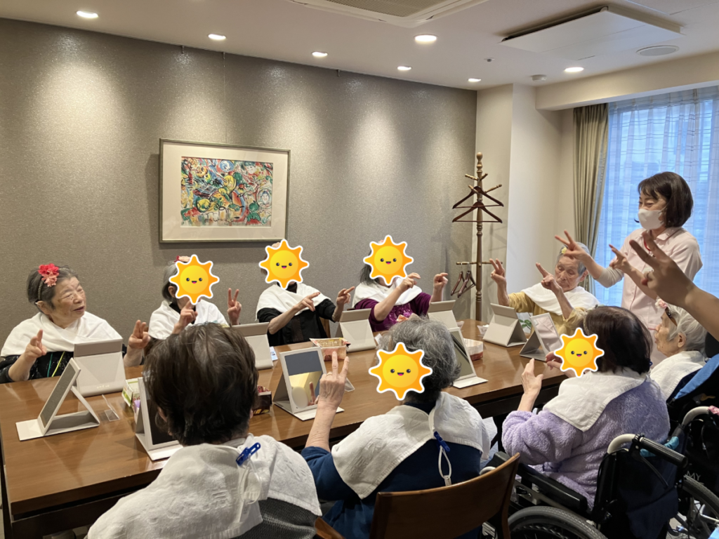 外部講師にセルフマッサージを習うご入居者