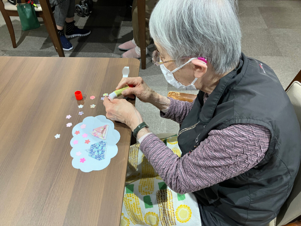 雛飾りを制作するご入居者