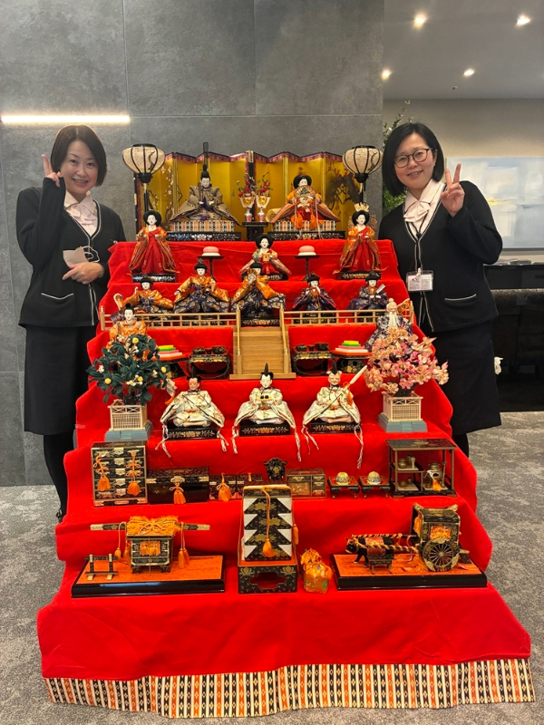 七段飾りを飾り付けるスタッフ