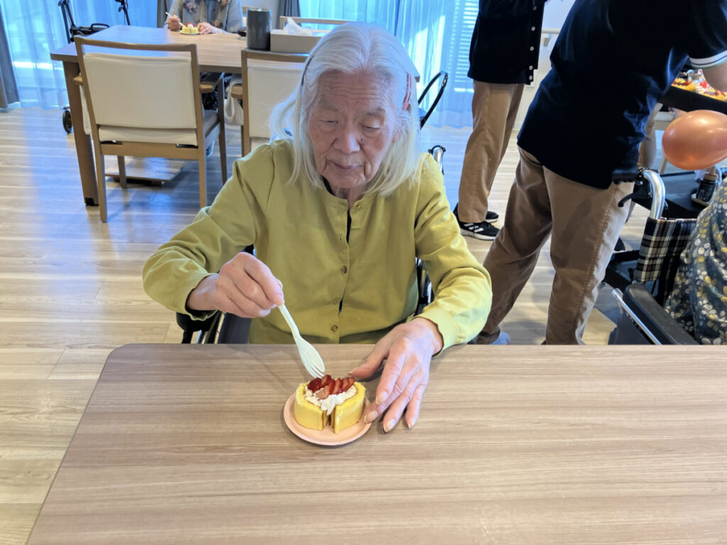 デザートを楽しむご入居者