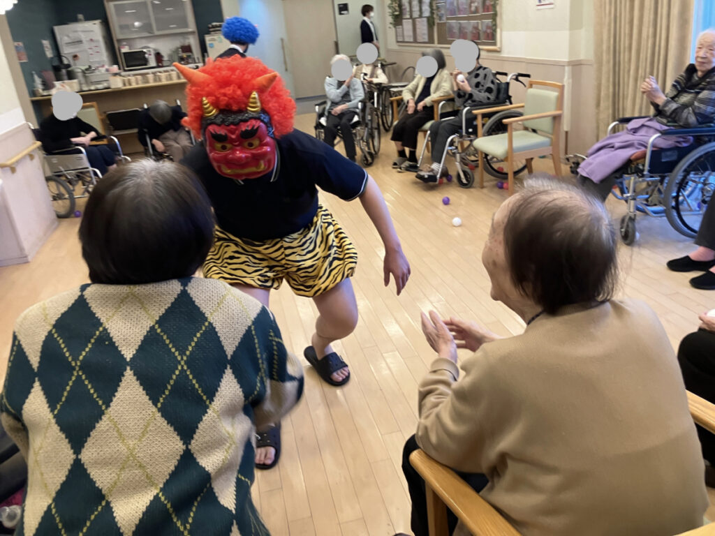 ご入居者に迫る鬼役のスタッフ