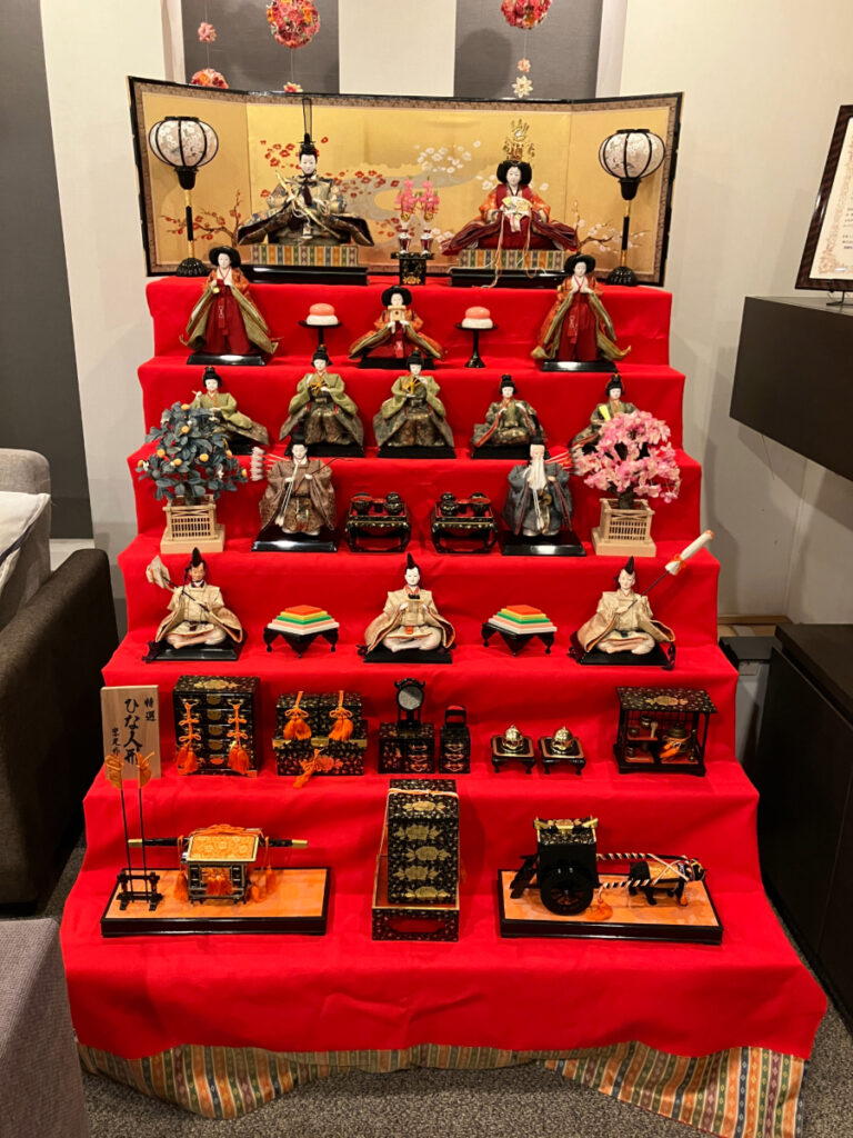 ロビーに飾られたお雛様