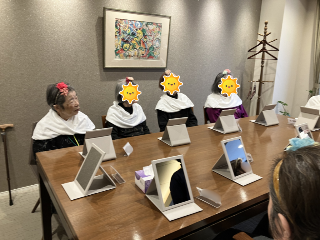 外部講師にセルフマッサージを習うご入居者