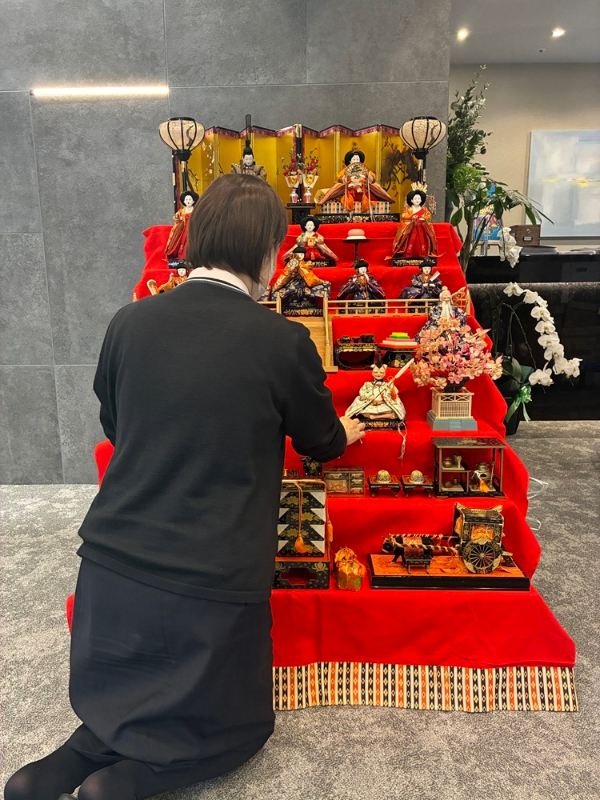 七段飾りを飾り付けるスタッフ