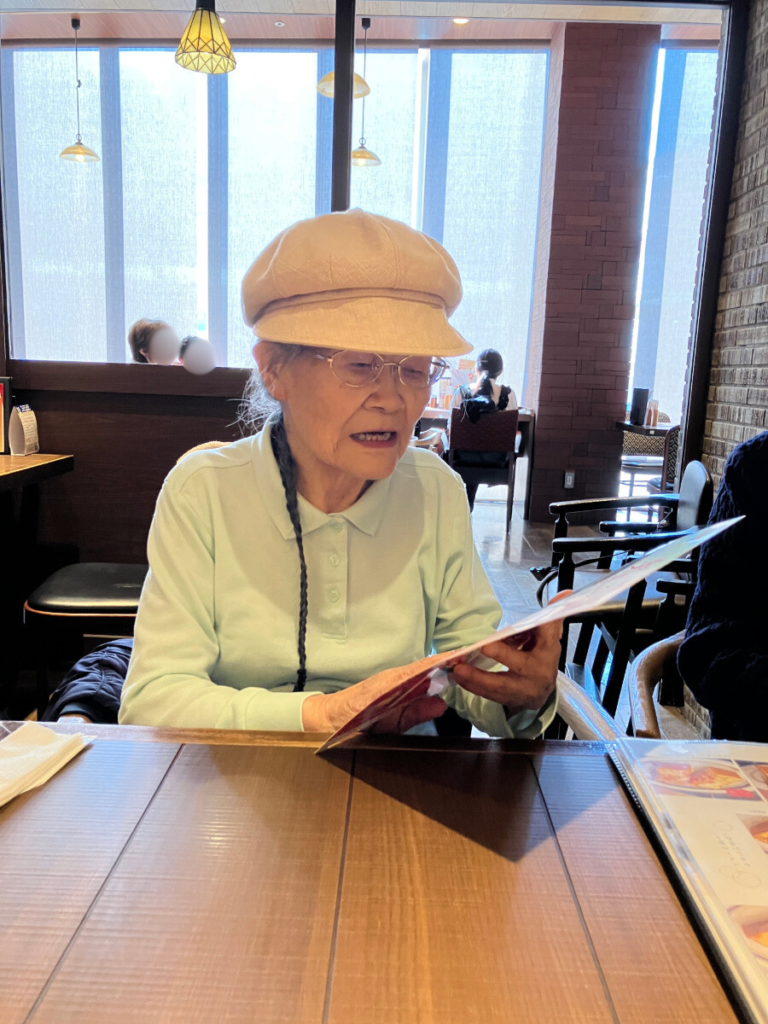 喫茶店でメニューを悩みながら選ぶご入居者