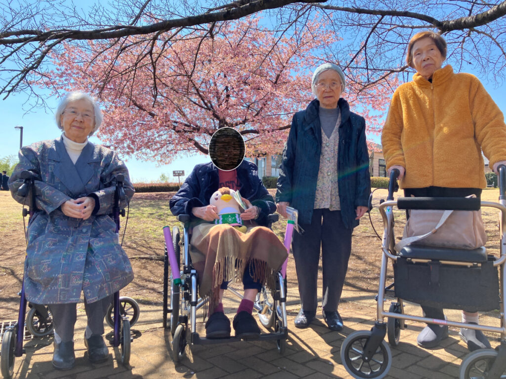 河津桜の前で集合写真