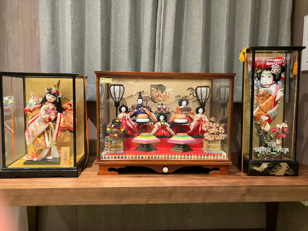 ホーム内雛人形