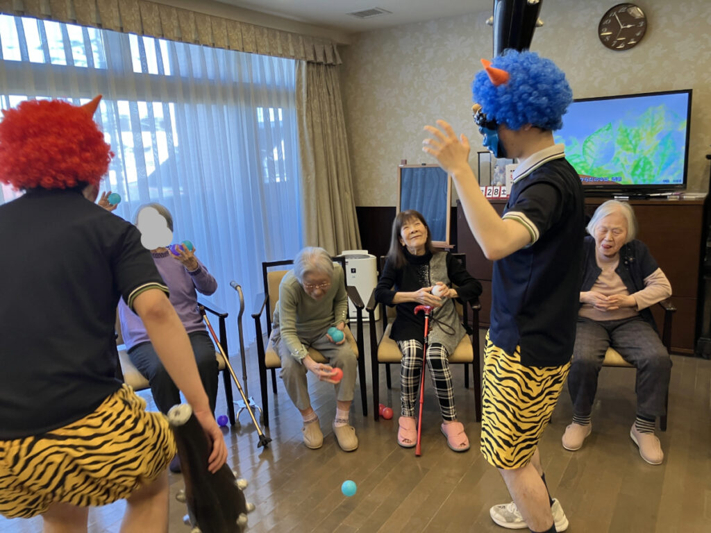 豆まきで鬼退治するご入居者