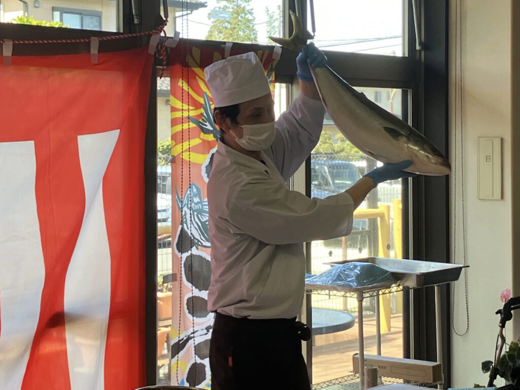 大きなぶりを見せてくれる様子