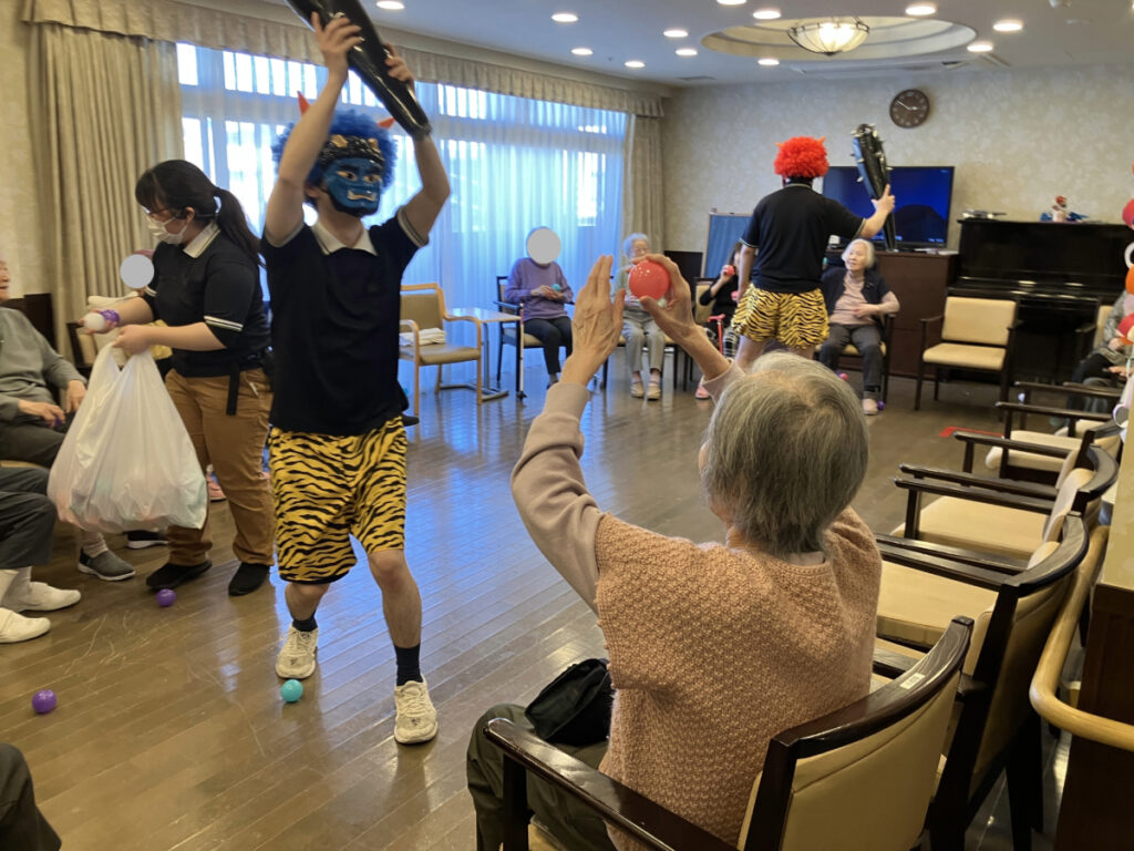 ご入居者に迫る鬼役のスタッフ