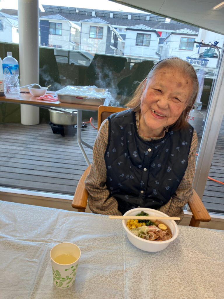 ラーメンを前に笑顔のご入居者