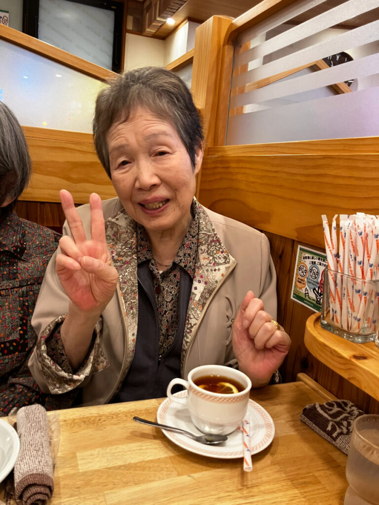 美味しいスイーツに笑顔のご入居者