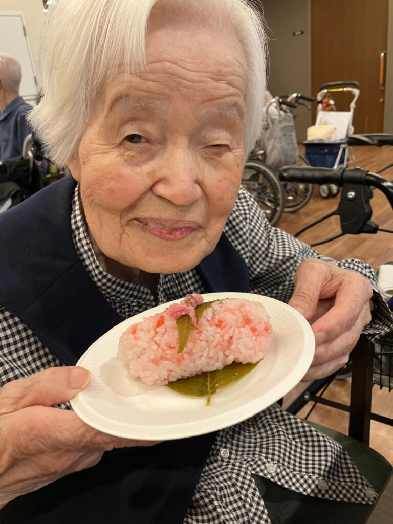 手作りさくら餅とご入居者