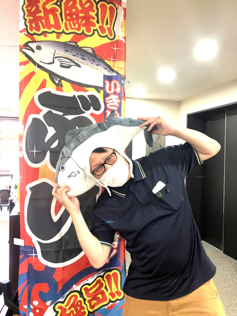ブリの被り物で盛り上げるスタッフ