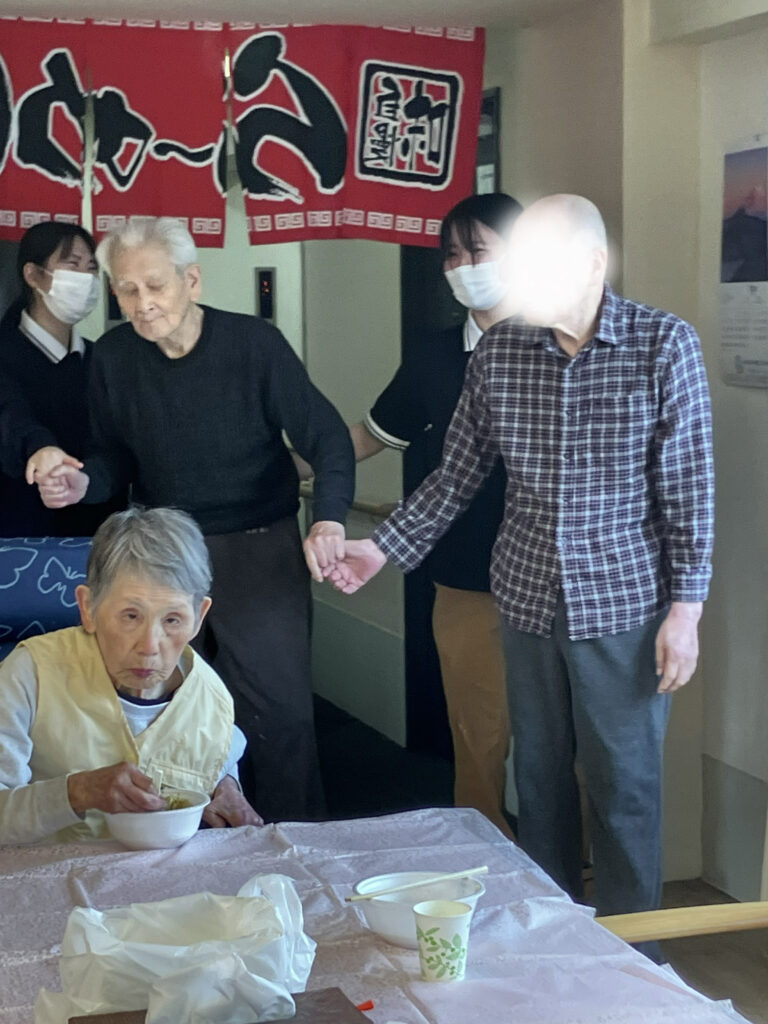 ラーメンを楽しむ男性