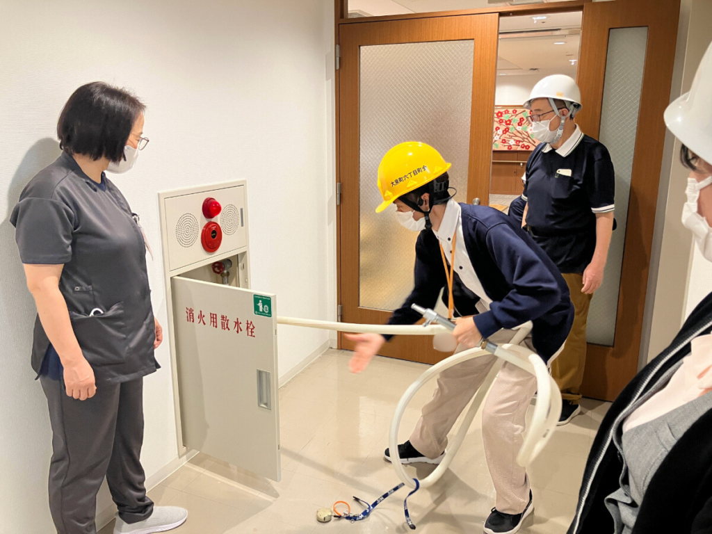 防災訓練　消火栓のデモンストレーション