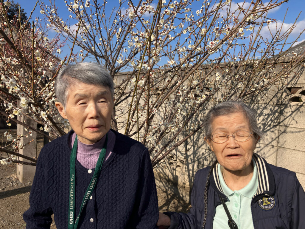 桜の下で笑顔のご入居者