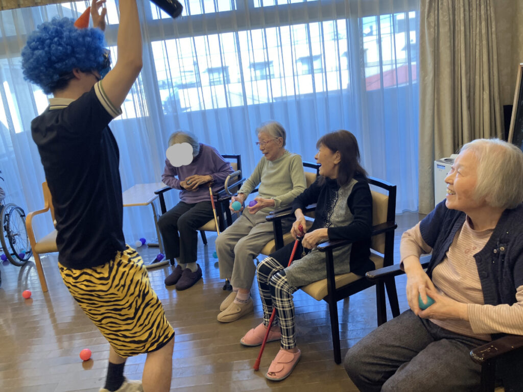 豆まきで鬼退治するご入居者