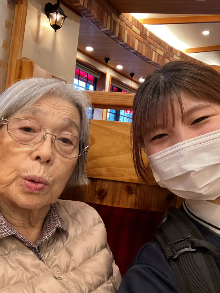 カフェでスタッフと記念撮影