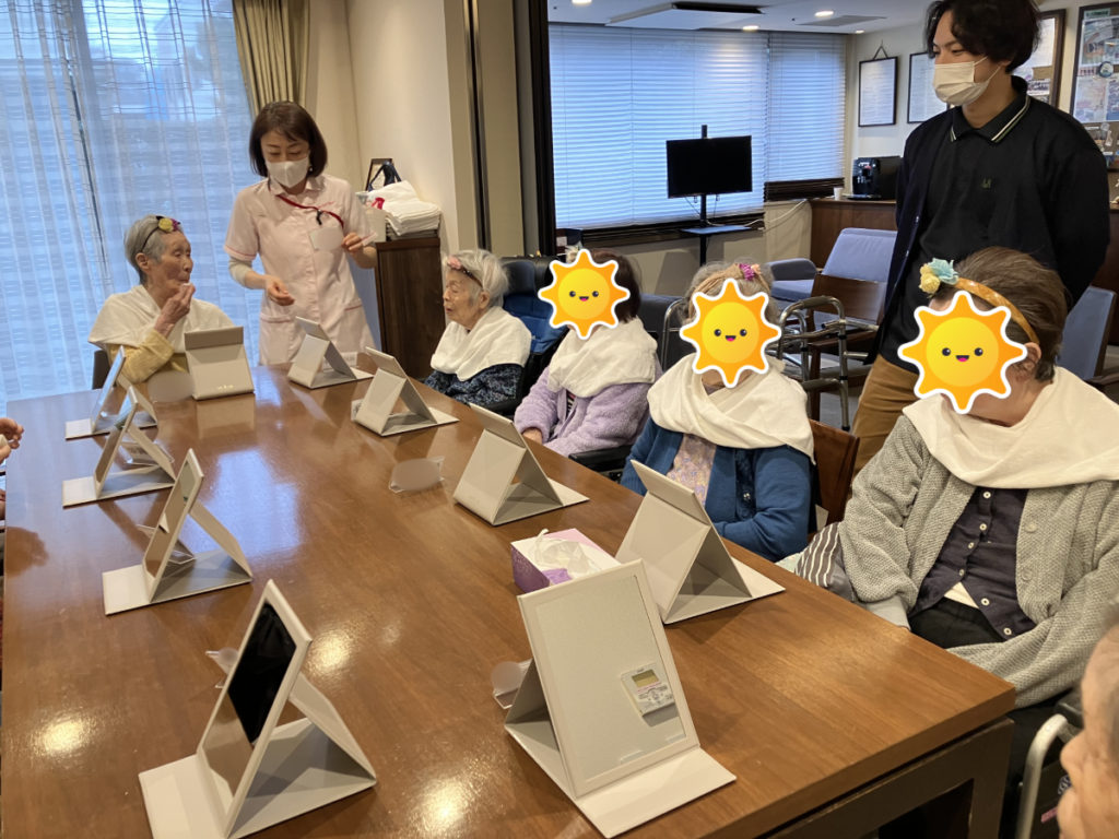 外部講師にセルフマッサージを習うご入居者