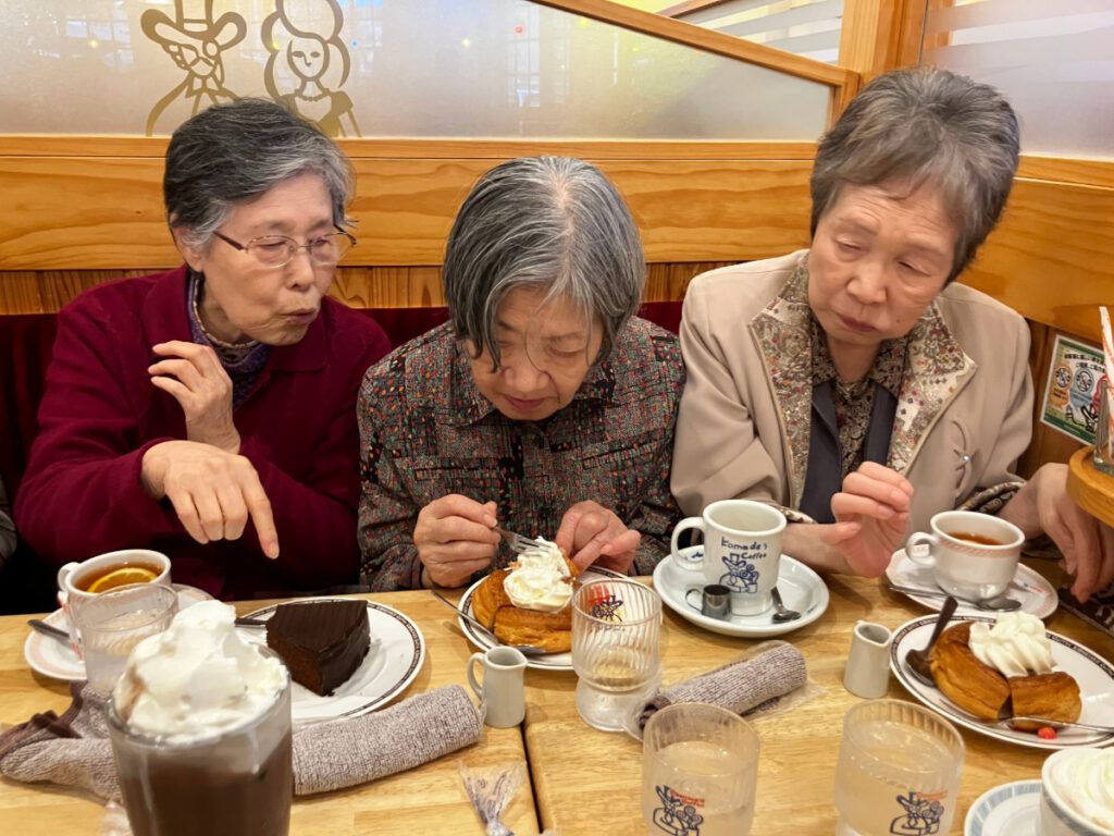 カフェでケーキを食べるご入居者