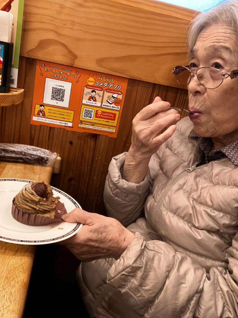 喫茶店でケーキを食べるご入居者